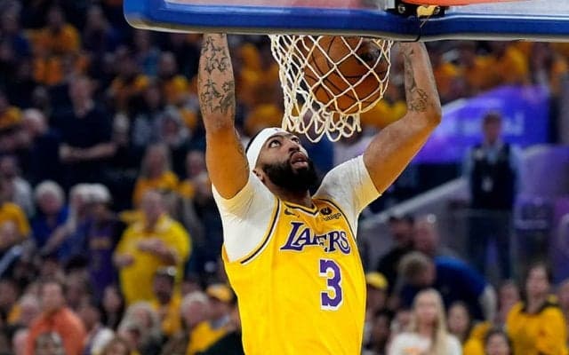 第5戦で頭部を負傷したデイビス…車いすでロッカールームに戻るも脳震盪は回避か？