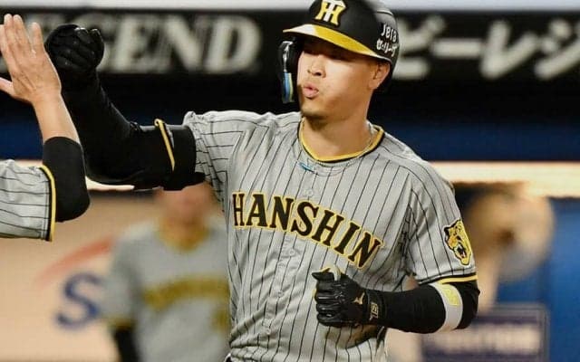 佐藤輝明、泳ぎながらバックスクリーンへ“片手弾”　4試合ぶり5号に本拠地どよめき