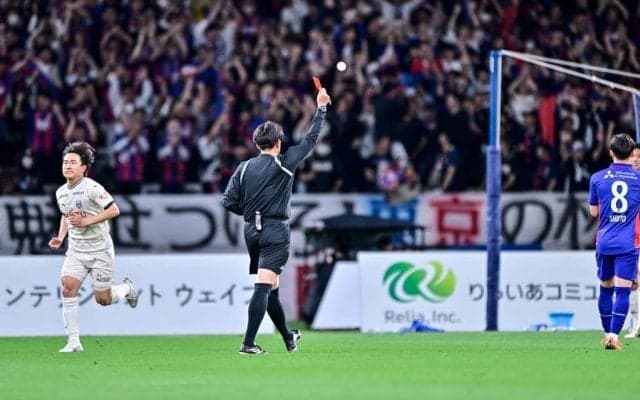 川崎・登里享平が一人退場で見せた、不利な状況でチームをけん引する力。「負けてる時だからこそ、やらないといけない」