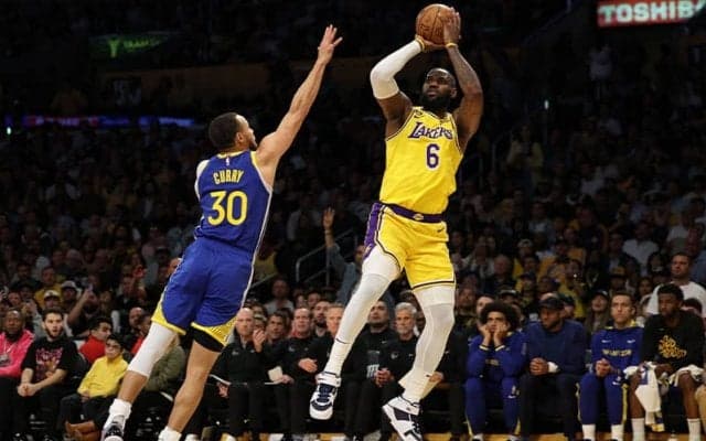 レイカーズが王者ウォリアーズを撃破して西決勝進出…レブロンが30得点、八村塁はブロックやダンクを披露