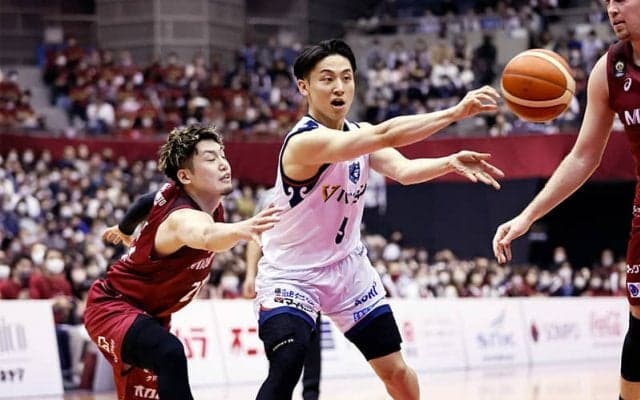 後半に逆転した横浜BCが川崎を振り切って白星…第4Qでは堅守から主導権をつかむ
