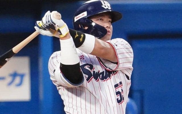 村上宗隆、6試合ぶり先制5号2ラン　粉砕された中日ドラ1苦笑い…デビュー戦で“洗礼弾”