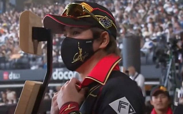 胸元チラリの“斬新ユニ”は「新庄が1番似合ってる」　黒赤のVラインが「ヒーローっぽい」