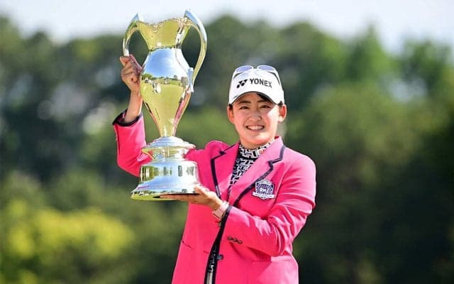 【女子ゴルフ】岩井千怜、双子姉妹と昨季女王の巴戦制す　RKB×三井松島レディス最終日