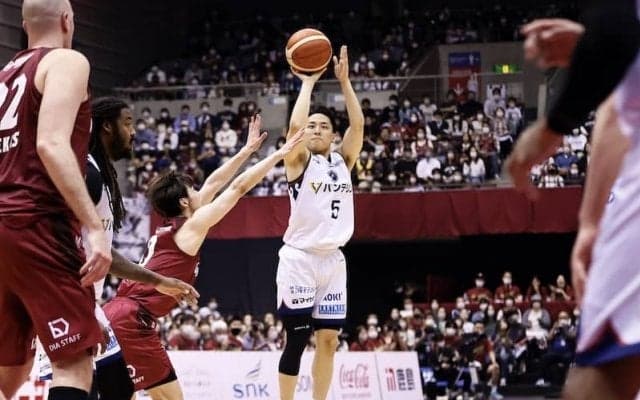 横浜BCが敵地で2連勝を飾り“神奈川ダービー”を制す…琉球の待つセミファイナルへ進出