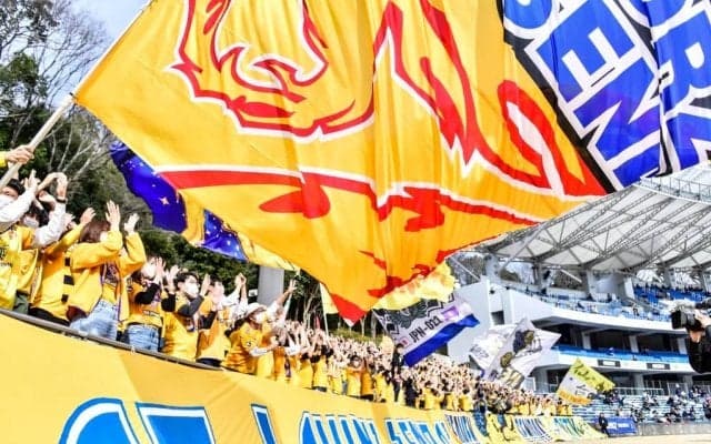 「最後の写真がエモ過ぎる」ベガルタ仙台の10番×元日本代表FWのレジェンド11番の「ユアスタ2ショット」が大反響！「感動した」「熱すぎる」の声