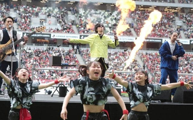 「普通に感動した」「意外と相性抜群」Jリーグ30周年のアンセム「大団円」を披露したRADWIMPSとZORNのライブパフォーマンスが話題に「ハーフタイムショーみたい」