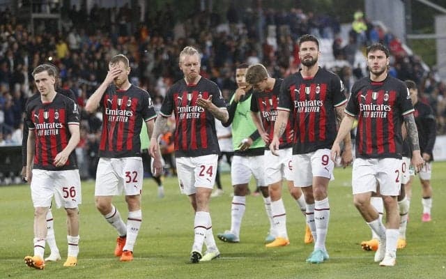 まるで先生に叱られる学生？ 鎌田大地加入報道のミラン、不甲斐ない敗戦後に選手、監督勢揃いでサポーターの叱咤激励受ける姿が話題