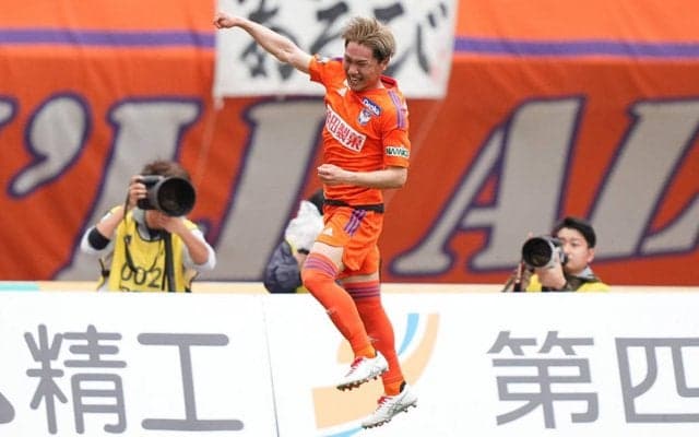 「キーパーが一歩も動けないとはこのこと」新潟MF三戸舜介が驚愕のゴラッソ！GK動けぬ弾丸ミドルに称賛止まず「J1初ゴールがこれとは」「膝下の振りの速さよ」