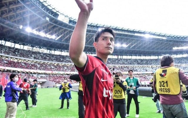 「（小林）悠さんっぽかったんじゃないですか？」鹿島FW知念慶が名古屋戦のゴールで逆質問。報道陣がうなずくと、「よっしゃ（笑）」と笑顔……川崎の大先輩の背中を追い求め