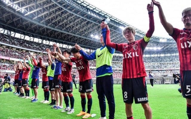 「秋田豊に見えた（笑）」お笑いコンビ・カミナリのまなぶが、鹿島の30周年マッチで新境地開拓！ 復刻デザインのシャツ姿に、ファンから突っ込み続々