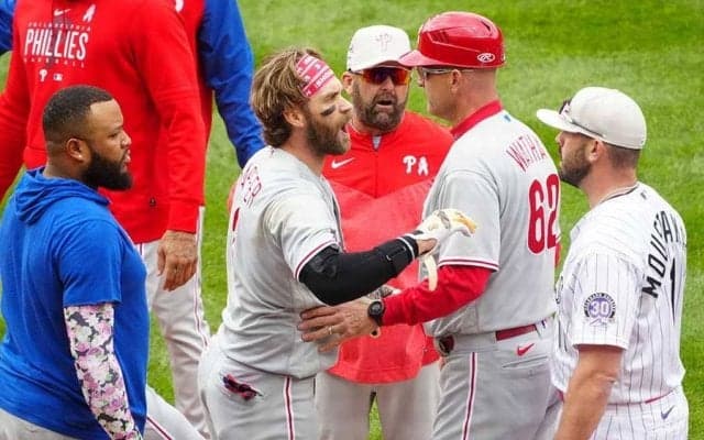 【MLB】舌出し“挑発”が呼んだ大乱闘…　常連スラッガー大暴れに非難殺到「我慢できない男」