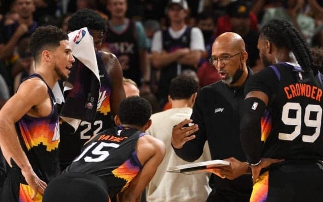 サンズを万年ドアマットチームから優勝候補へと引き上げた指揮官モンティ・ウィリアムズ、誰もが驚く解任劇