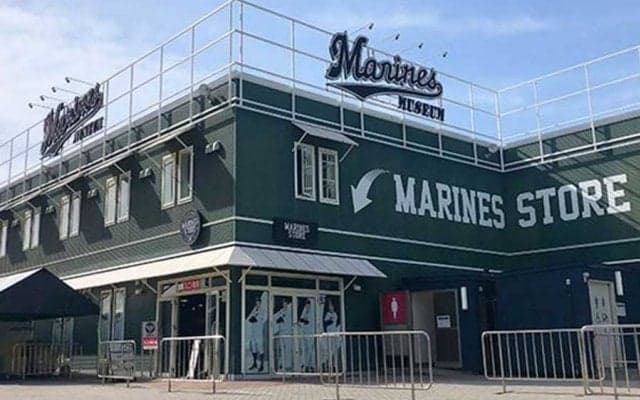 選手がモデルに…スタイリッシュなアパレル充実　【グッズショップに行こう～ロッテ編】