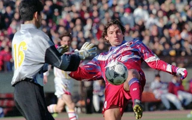 「知ってても鳥肌！」貴公子レオナルドが鹿島時代に披露した伝説の“リフティング弾”が「J歴代テクニカルゴール」に選出！ 計6度の左足タッチゴールに「28年経ってもエグすぎる」の声