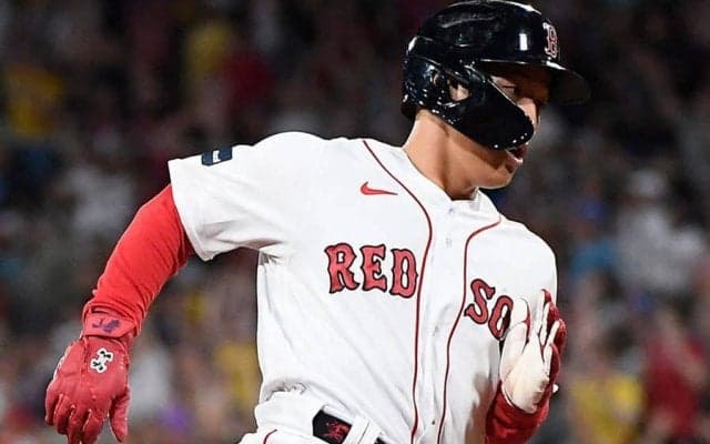 【MLB】吉田正尚、メジャー初三塁打はフェン直先制打　激走ヘッスラに右手上げガッツポーズ