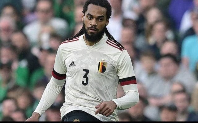 鎖につながれた虎と散歩した元ベルギー代表DF、動物愛護団体から批判も？