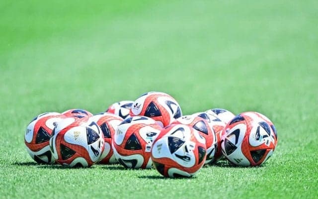 「このネオン感めちゃくちゃいいな」マンチェスターCの来日発表のビジュアルが大反響！ 日本の風景を背景にした選手たちの構図に、「最近の日本のイメージってこんな感じ」の声