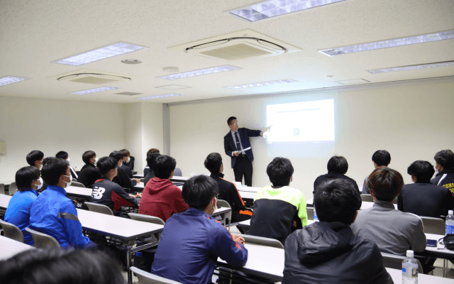 九州大学サッカーで、年間約100人の学生審判が誕生する理由。