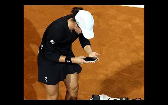  試合開始早々にスマホ鳴る珍事 