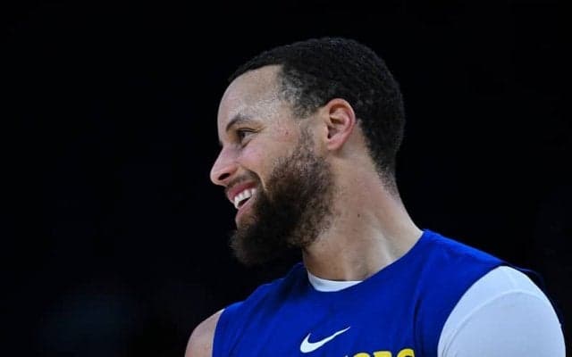 コート外の活躍を評価されたステフィン・カリーがJ・ウォルター・ケネディ市民賞に選出