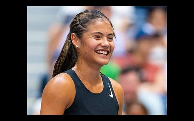  元女王、術後手首わずかに動かす 