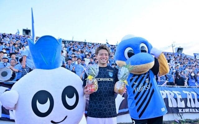 横浜FC長谷川竜也が川崎フロンターレ時代の“自身のユニフォーム”を着た観客を見て、「川崎でやれた６年間が今の自分を作ってる」