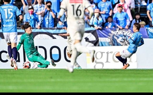 「これはベイル！」J1横浜FCのFW山下諒也が異次元のスピードで右サイドをぶっちぎる“60m独走”ロングカウンター弾！「戦術兵器」「ウイイレみたい」と驚きの声