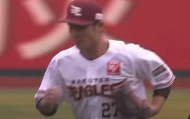 走者呆然…浮き上がる“弾丸送球”に驚愕「エグイて」　超・大遠投に「良く刺したな」