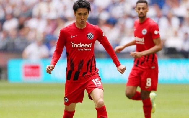 「すげー落ち方」「これはお見事」鎌田大地が2戦連発の強烈ドライブミドル炸裂！ ブンデス2桁ゴールに王手「シュートがやっぱり上手い」