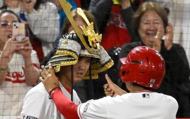 【MLB】大谷翔平に兜被せた“意外な人物”にSNS大注目「いい関係性」「BBくん嬉しそう」