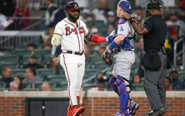 【MLB】「超危ない」バットが捕手直撃　場内騒然…両軍ベンチ飛び出し一触即発「最悪だ」