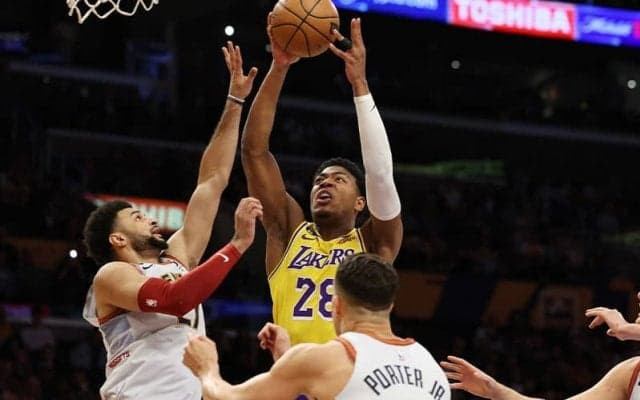 レイカーズがナゲッツとの西決勝で4連敗…今POで初先発の八村塁は4戦連続2ケタの10得点、NBA4年目終了