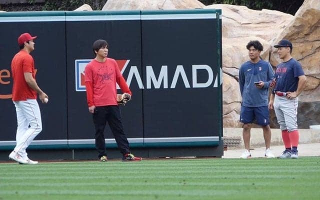 【MLB】大谷翔平が吉田正尚と2日連続の談笑　コーラ監督と握手も…他球団とも積極交流