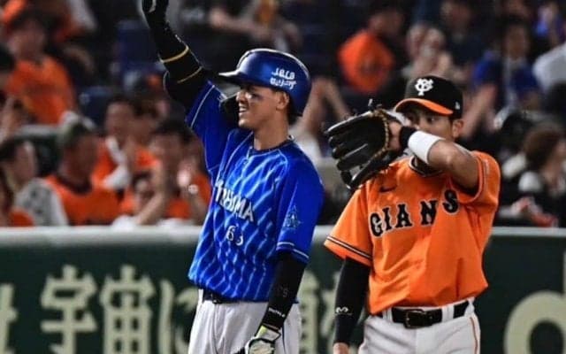 驚異の打率.364…10年目で覚醒のDeNA27歳　塁上でのパフォーマンスに込めた思い