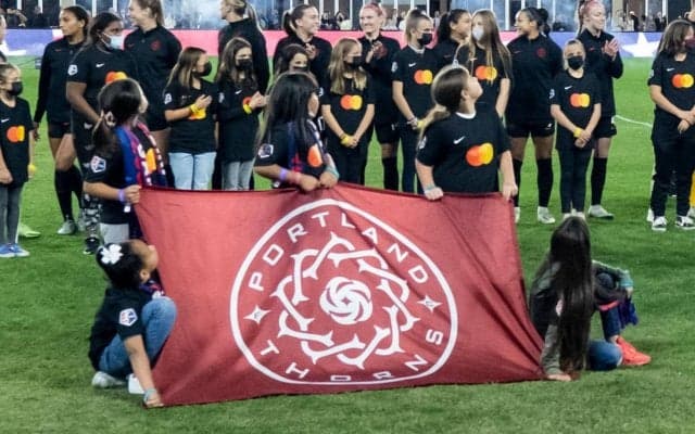 日本人ピアニストがポートランド戦でアンセム生演奏！試合後にはアシストのなでしこMF杉田妃和と交流も