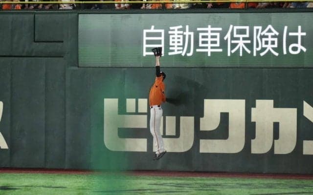 巨人20歳の“異次元捕球”が「反則すぎる」　長打もぎ取りファン衝撃「ジャッジかと」