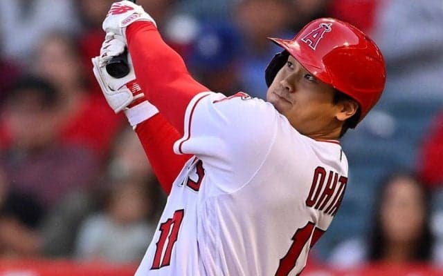 【MLB】大谷翔平、左中間へ12号ソロ　豪快アーチに本拠地熱狂…兜“撮影パフォ”も披露