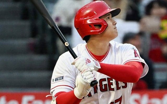 【MLB】大谷翔平が“首の高さ”を「逆方向にヒョイ」　悪球構わぬパワーに敵地解説も唖然