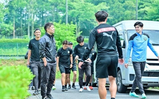 DF谷口彰悟、川崎の練習場に登場で直撃雑談！  現地での生活ぶりや「薄～いおいしい豚肉をしゃぶしゃぶしていただきました」と帰国後について語る…25日、日本代表復帰