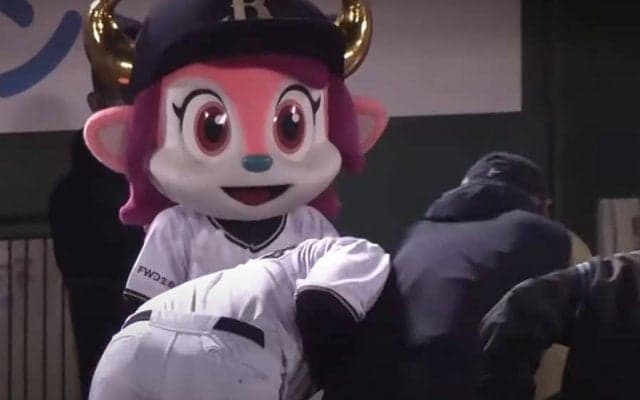 愛情こもった“ヘッドロック”に「涙が出そう」　愛弟子へ指揮官の「表情や仕草いい」