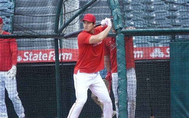 【MLB】大谷翔平が「バットを持った」　ざわつく周囲、同僚も凝視…屋外フリーで集めた視線