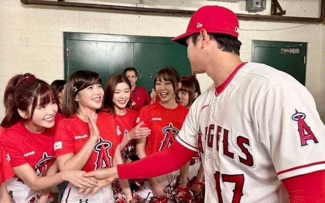 【MLB】美女に囲まれた大谷翔平の“見えない気遣い”　30cm超身長差も…顔の大きさ変わらぬ衝撃