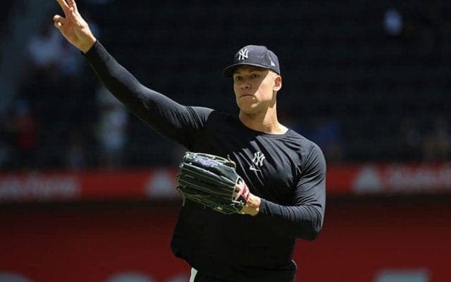 【MLB】言うこと聞かぬ“愛しの存在”に「なぜだ？」　デレデレするジャッジが「可愛すぎ」