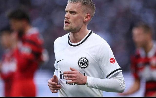 フランクフルト、DFマックスの買取OP行使で2026年まで契約