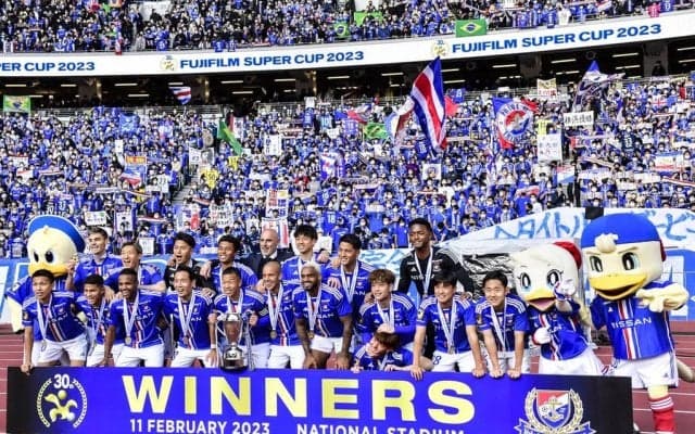 「めっちゃ大胆で斬新なデザイン」横浜FMが発表した夏季限定の「特別ユニフォーム」が大絶賛！「人選がズルい」とモデルの2人にもファン歓喜