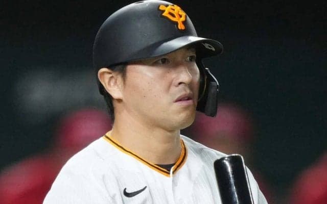 巨人長野にアクシデント…打席で転倒　苦悶の表情で立ち上がれず、守備から交代