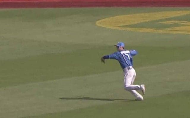 得点無効で敵軍絶望…“判断＆爆肩”が「プロの送球」　衝撃の一投は「超神プレー」