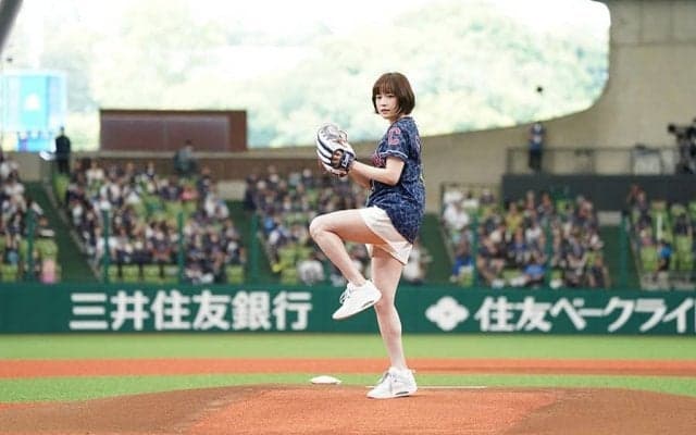 大暴投に“あちゃー”が「かわいい」　ショーパン姿で熱唱＆熱投…人気歌手が「最高！」