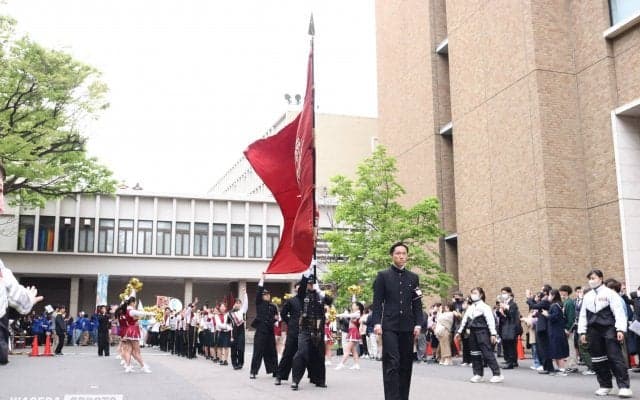 史上初の新歓パレード！　心を一つに『紺碧の空』、校歌を斉唱